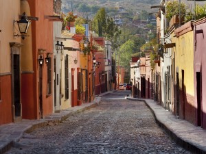 Una calle colorida,  San Miguel de Allende, Guanajuato, Mexico.